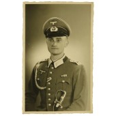 Oberfeldwebel de la Wehrmacht del 2º Btl MG en uniforme de gala con espada.